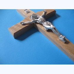 Krzyż drewniany jasny z medalem Św.Benedykta na ścianę 32 cm